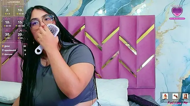 Chat +18 de curvybuffgirllll ao vivo