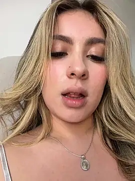 Cloee_Rainbow1's Live XXX Chat