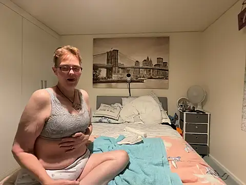 Curvy-Jinx Live XXX-chat