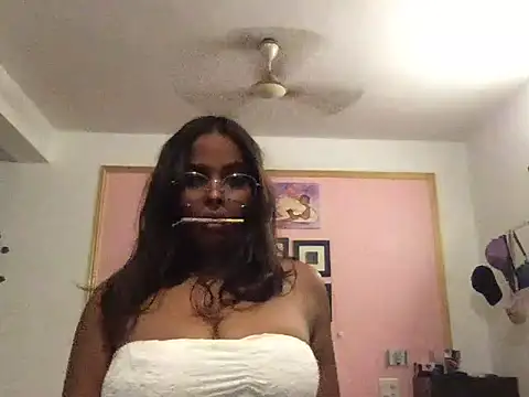 Chat +18 de raveena_hot ao vivo