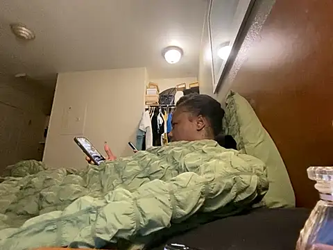 XXX chat uživo modela Tattedupdek