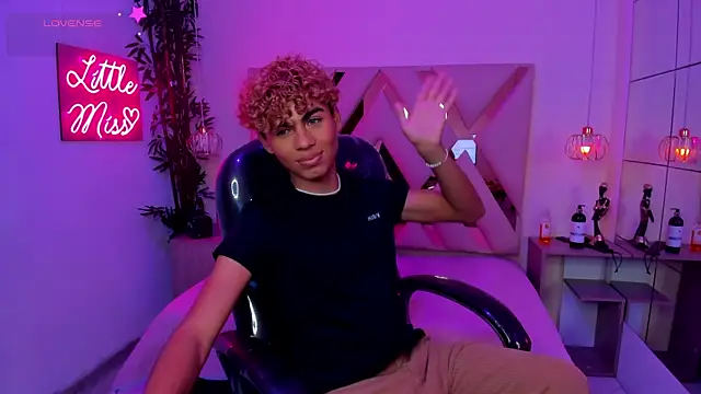 Chat +18 de Anyelo_Twink ao vivo