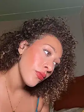 LyraCovee's Webcam Show