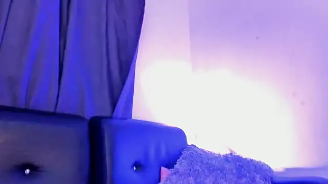 EmmilyRosee élő XXX-chatje