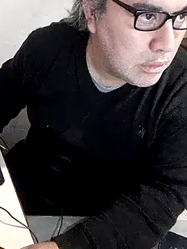 12Paradarte élő XXX-chatje
