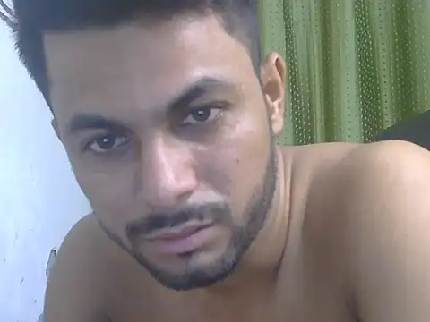 צ'אט XXX בשידור חי של Stubborndesiboy