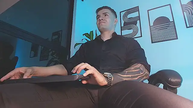הופעת וובקאם של ALPHA_DOMINUS_