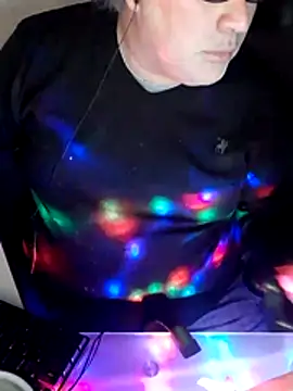 12Paradarte élő XXX-chatje