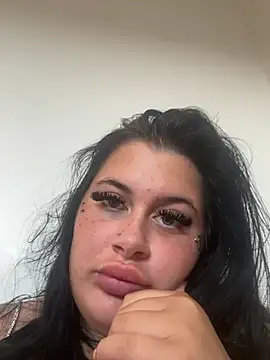 CurvyAyla Chat XXX in diretta