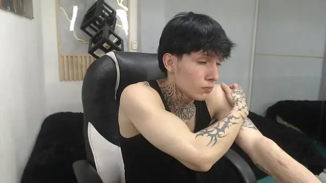 Cry_thereal élő XXX-chatje