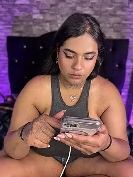 Chatroom XXX en direct de Nahomy-fire