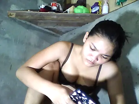 PinaySkinnyJust18's Live XXX Chat