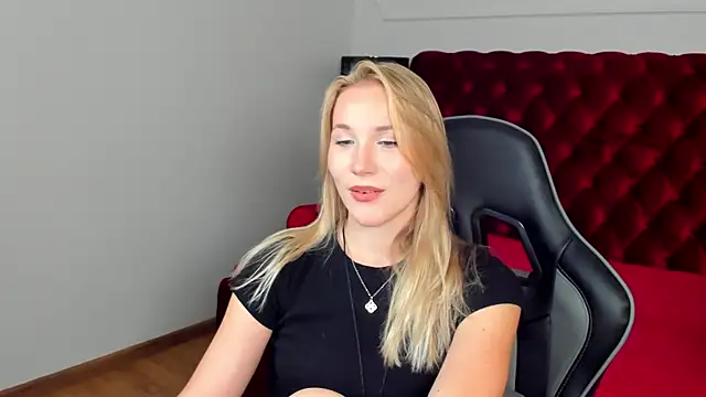 ElaraVoltage's Live XXX Chat