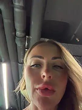 EmaSalis Adlı Modelin Canlı XXX Sohbeti
