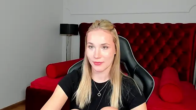ElaraVoltage élő XXX-chatje