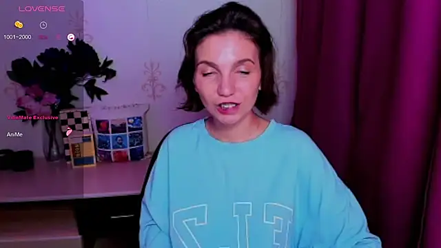 Chat XXX en directo de KindHazelHere_