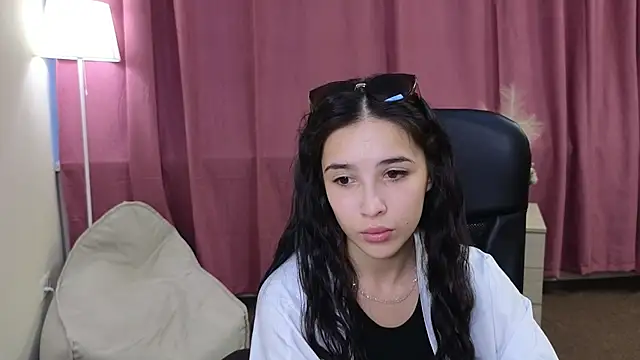Chat +18 de LilianHamersly ao vivo