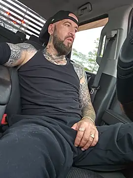 Beardedtattood: διαδικτυακό σόου στην κάμερα