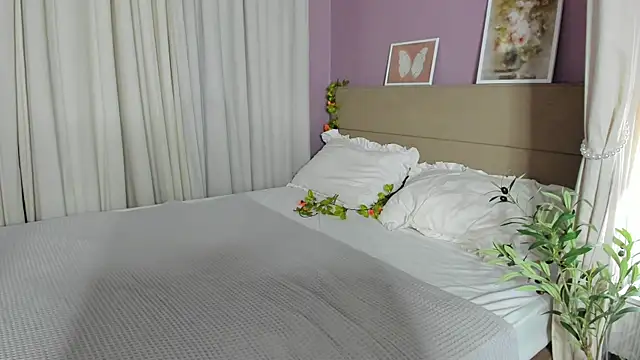 Milana_r0se Chat XXX in diretta