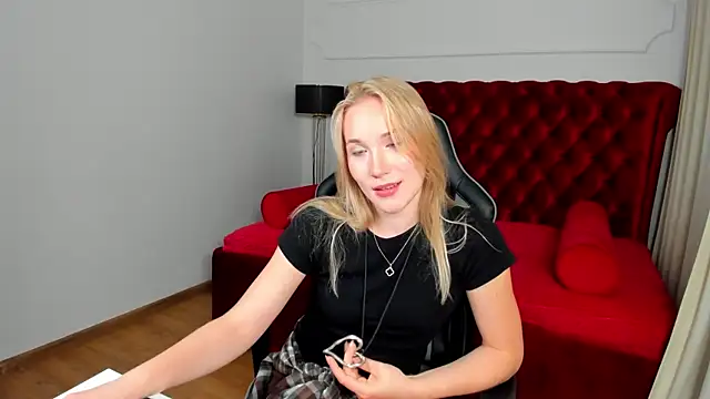 ElaraVoltage Adlı Modelin Canlı XXX Sohbeti