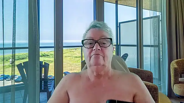 Mystery-Grandmother Adlı Modelin Canlı XXX Sohbeti