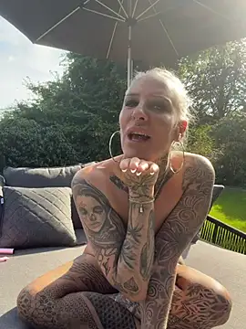 Czat XXX na żywo – Lara-CumKitten