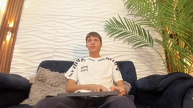 Pavo_tv's Live XXX Chat