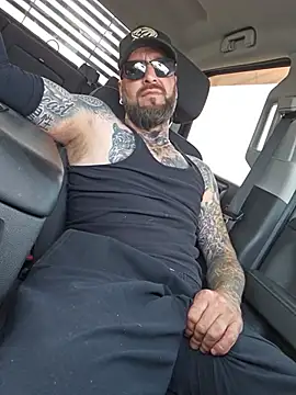 Beardedtattood élő XXX-chatje