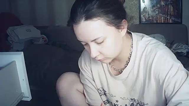 MoodieMira's Live XXX Chat