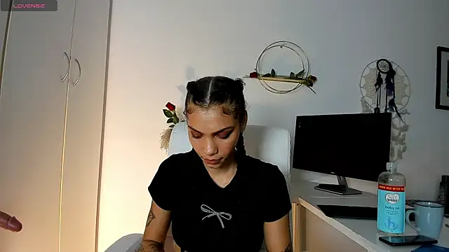 แชท XXX สดของ TattoedLexi_