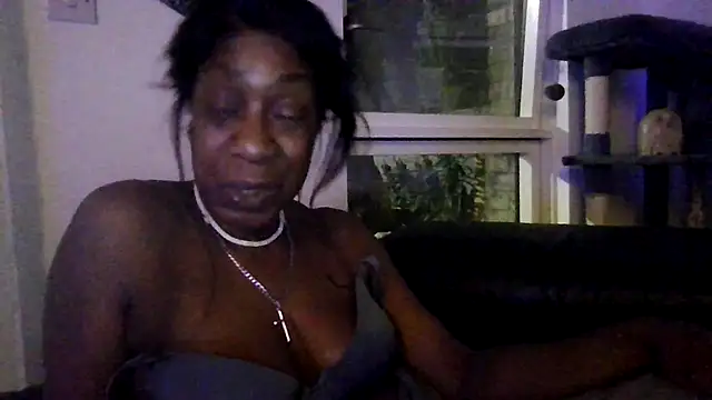 Chat +18 de EbonyBlue-x ao vivo
