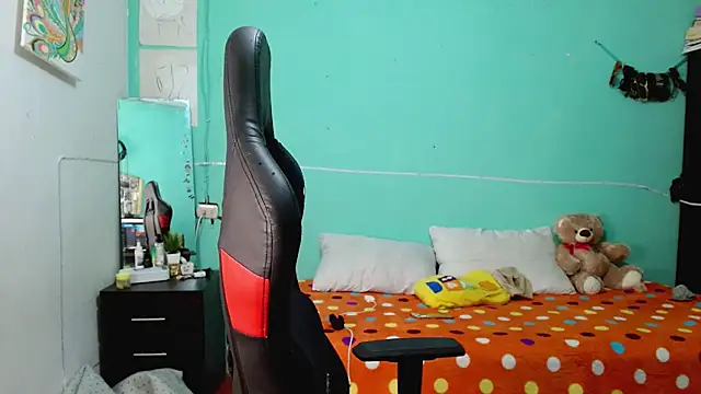 sensitive_brunette live XXX chat