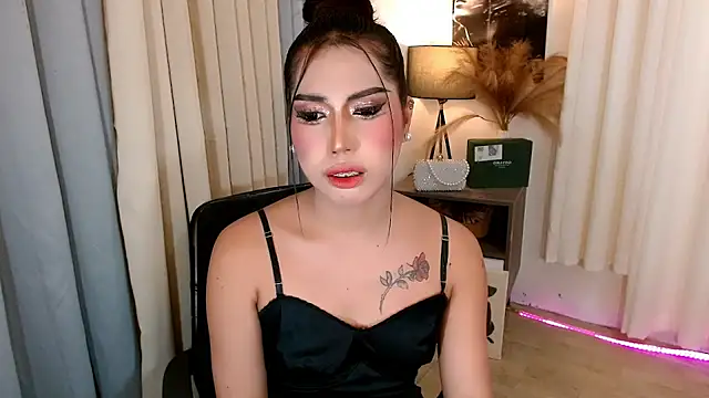 FuckingDolls69 Adlı Modelin Canlı XXX Sohbeti