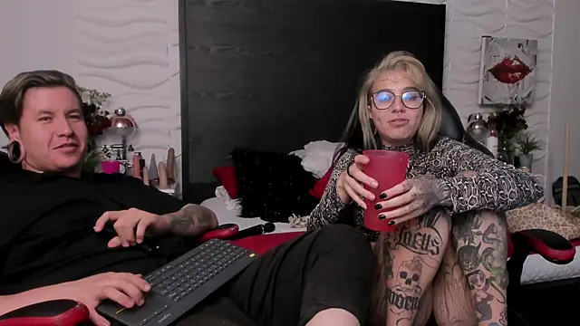 צ'אט XXX בשידור חי של inkedsinners_
