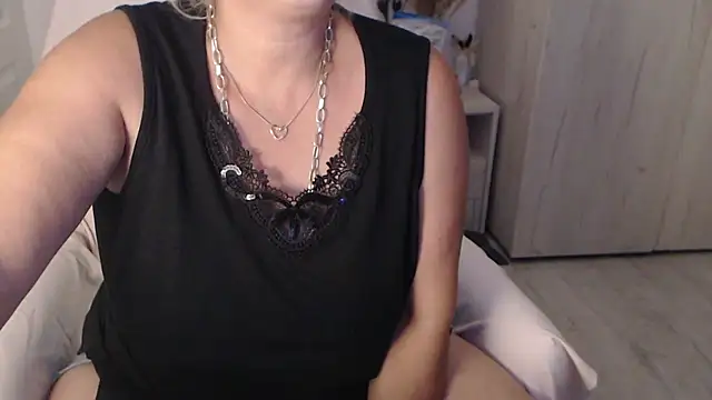 Divineblond élő XXX-chatje