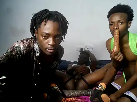 threemanias' Live XXX Chat