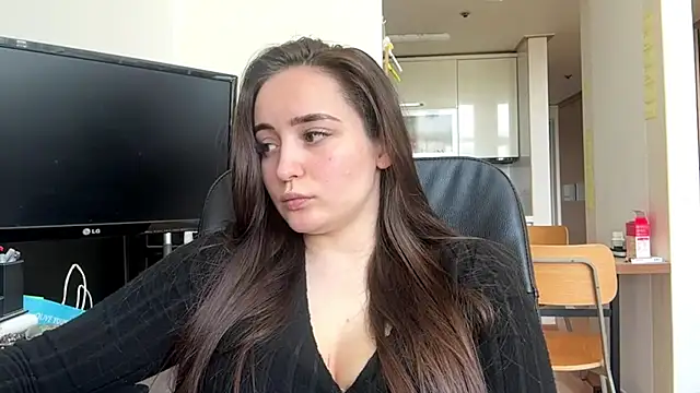 Emilly_Cart Adlı Modelin Canlı XXX Sohbeti