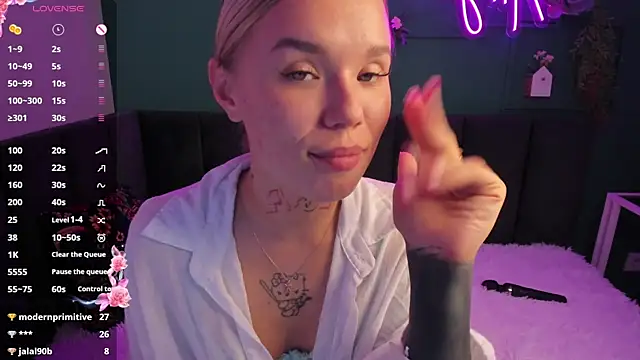 AmoreLune live XXX chat