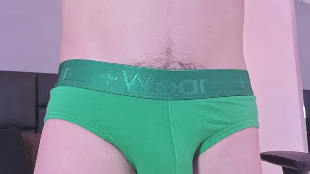 MikaelSlowのライブXXXチャット