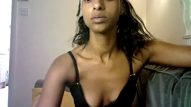 Hazel_Dollxx Adlı Modelin Canlı XXX Sohbeti