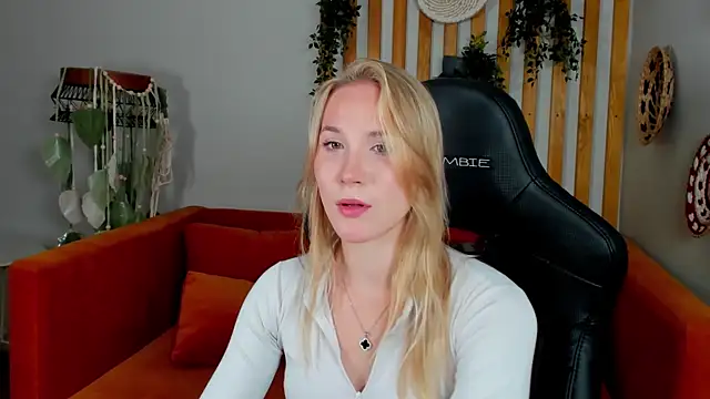 ElaraVoltage's Live XXX Chat