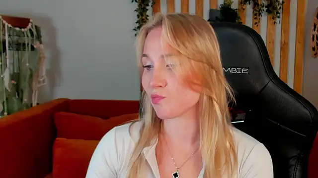 ElaraVoltage's Live XXX Chat