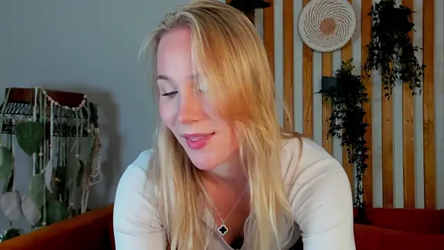 ElaraVoltage's Live XXX Chat