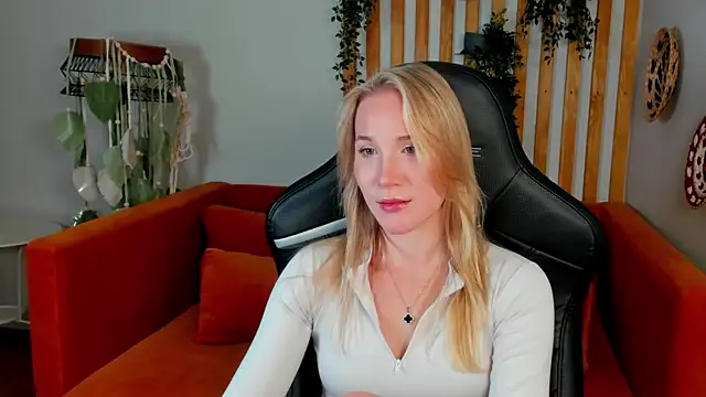 XXX chat uživo modela ElaraVoltage