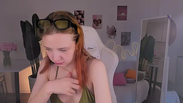 LittlePeach007 Adlı Modelin Canlı XXX Sohbeti