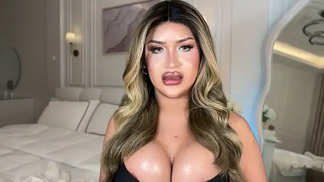 Your_Majesty_Tyra: διαδικτυακό σόου στην κάμερα