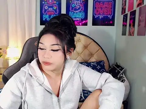 Show modela SexxyTsLoverr na web-kameri