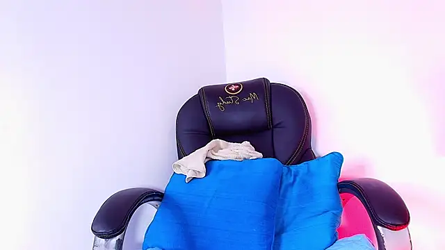 naomi_kyse's Live XXX Chat