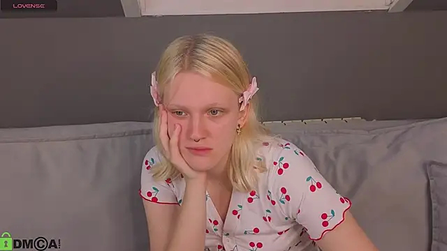 Lilly_Jhonass élő XXX-chatje