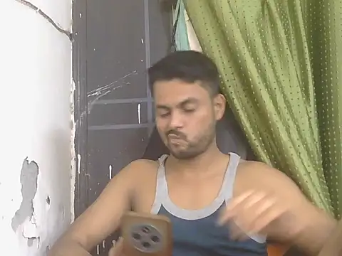 Stubborndesiboy XXX чат на живо